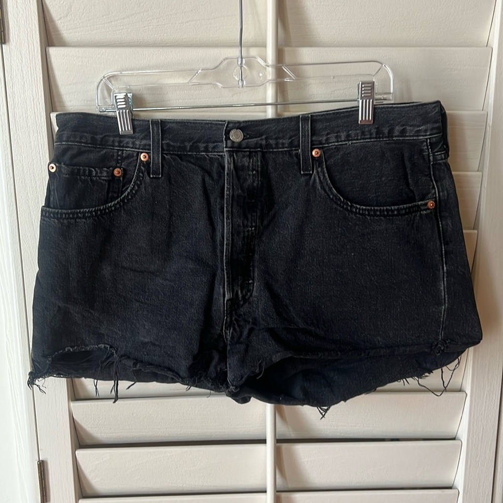 Black Levi’s 502 shorts size 34